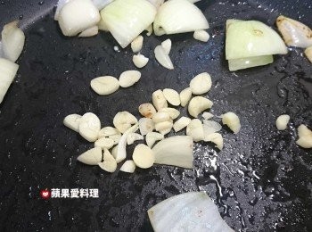 step9: 放入蒜頭拌炒。