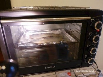 step5: 進烤箱烤10~15分鐘，10分鐘是基本的時間，之後每兩分鐘看一次腹部的皮有無變金黃色，烤到金黃即可出爐。