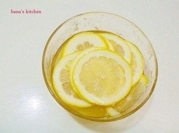 step10: .[<span class="group_3">蜂蜜擰檬</span>裝飾]檸檬切薄片後加入蜂蜜放置一晚,用的時後取擰檬片切成需要大小即可.