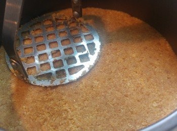 step2: 先將6吋盤底掃上牛油, 再鋪上牛油紙, 然後將<span class="group_3">餅底</span>材料混合攪混, 再倒入盤內用匙羹或用壓薯蓉工具壓實<span class="group_3">餅底</span>, 放入雪櫃雪兩小時。雪<span class="group_3">餅底</span>時順便將忌廉芝士和雞蛋, 從雪櫃攞出放室溫兩小時備用。