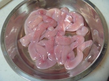 step1: 將脆腸用鹽搓揉沖洗黏液,去除薄膜放入1小匙酒抓勻靜置10分鐘後切5公分等段備用.
