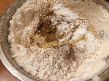 step4: 加入薑粉、玉桂粉及泡打粉拌勻。