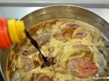 step8: 依序倒入醬油、糖 、八角大火煮滾之後蓋鍋蓋轉小火悶煮1.5小時