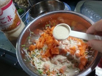 step5: 將木瓜肉加4湯匙芝麻沙律醬與所有絲拌勻