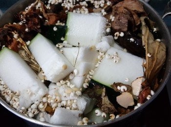 step2: 將冬瓜洗淨連皮及籽切件,加入袪濕料中一起煮滾,水滾後轉細火煮40分鐘,加入適量冰糖再煮約30分鐘即可
