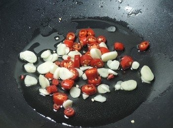 step1: 熱鍋後，下三大匙油，下蒜片與辣椒丁爆香