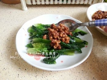 step6: 最後將適量肉燥淋上即可