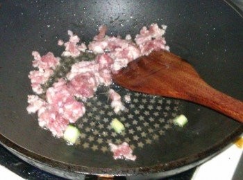 step5: 此時再放入以解凍的絞肉爆炒