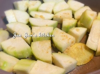 step1: 下油爆香薑片，下節瓜煎至微黃，下蒜蓉炒勻，加入清雞湯及糖，煮約8分鐘。