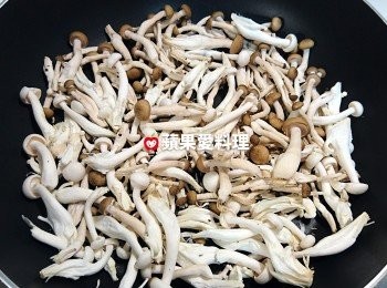 step1: 取出平底鍋，放入鴻喜菇和雪白菇，開中小火乾煸（不加油）。