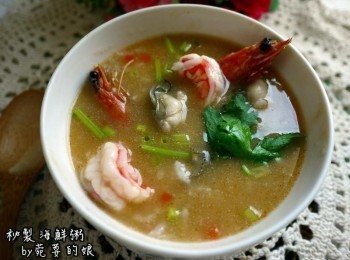 step7: 食用前撒上<span class="group_2">配料</span>即可!酥脆的蝦頭撒上少許的胡椒粉，單吃也很夠味唷! <span class="group_3">食材</span>可以依照自己喜愛的海鮮做調整，加少許的魚肉可以帶出湯頭的鮮^^