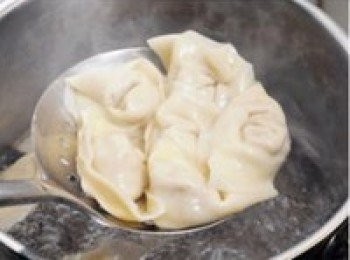 step8: 餛飩水開後下鍋，煮至餛飩漂起後撈出盛入碗中