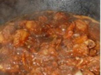 step8: 排骨軟爛後調入鹽，並大火收汁，即可完成