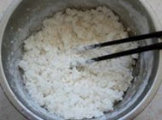 step1: 澄粉和玉米澱粉混合均勻，倒入開水，用筷子快速攪拌成雪花狀。