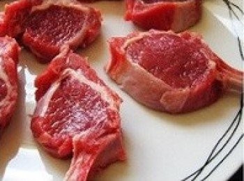 step3: 從小羊排祼露的骨頭間切下，切成8塊