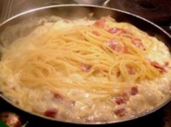 step5: 接著把碗裡的意大利粉倒入有奶油培根的鍋，接著等它收汁，差不多就可以出鍋啦