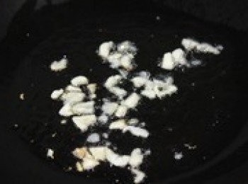 step2: 蒜剝去外皮，切成碎粒，鍋燒熱放油，放入蒜粒，煸炒出蒜的香味來。