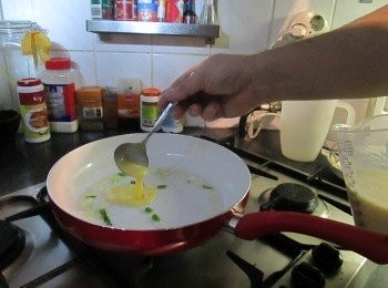 step3: 熱油，先爆香，再加入適當的調味蛋汁。