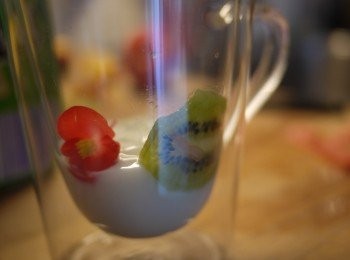 step1: 取一透明水杯，優格與切好水果及花卉層層堆疊。