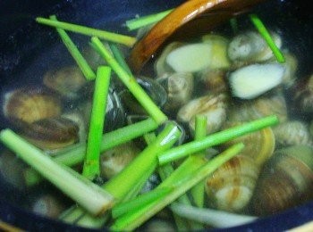 step3: 接著加入蛤蜊煮至外殼打開