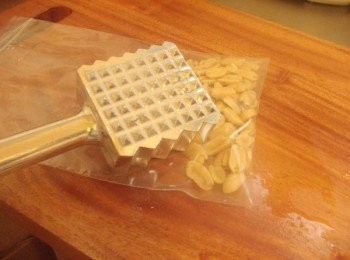 step3: 趁著青木瓜軟化脫水的時間先將花生粒拍碎
 (如果不嫌麻煩ˊ烤過會更香哦~)