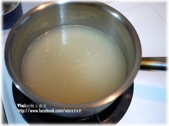 step1: 首先把雞高湯加熱至有燙，但不用煮到沸騰的地步即可熄火