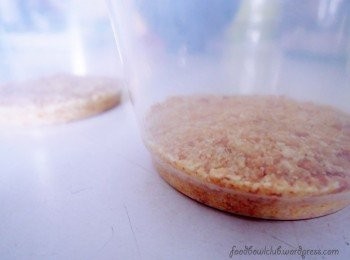 step3: 将饼干装进塑料模具杯里 ，缩压至均匀