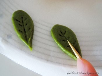 step13: 我将一些绿茶粉拌入面团里（不含花瓣的面团）。然后用竹签稍微压出叶子的纹路..