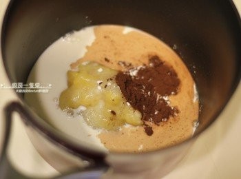 step1: <span class="group_1">巧克力香蕉卡士達餡</span> 香蕉+少許檸檬汁壓成泥，與雞蛋、玉米粉、細砂糖、可可粉、牛奶混合。