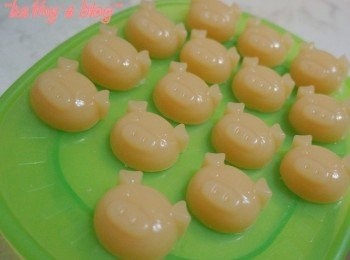 step6: 甩模後，啲豬豬糖就食得啦，真係好得意呀~