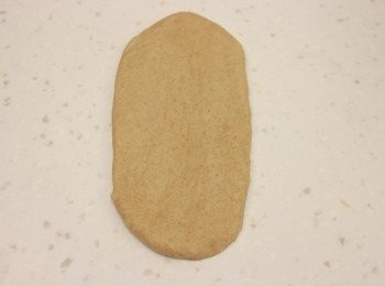 step3: 小麵團桿開成長橢圓形。
