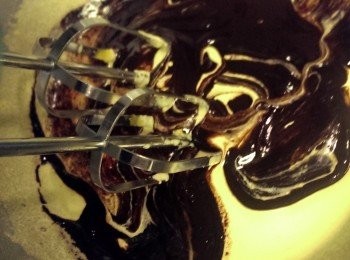 step4: 將步驟1分兩次加入步驟3，每次皆以電動攪拌機攪拌均勻