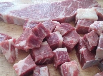 step1: 材料: 安格斯牛排切粒
香茅三枝切片 
醮料: 生抽一茶匙,糖半茶匙,生粉半茶匙,油半茶匙,香茅片

黑椒汁: 蒜蓉一茶匙，牛油一片, 雞湯半碗加黑椒碎1 1/2茶匙 生抽,老抽,糖各一茶匙攪混，
 生粉2茶匙用少少水開烯

做法: 先將牛油爆香蒜蓉，加雞湯汁熟滾後試味,味道合適慢慢加生粉水備用。 香茅和牛仔粒一同煎香各面,轉碟加黑椒汁即成。