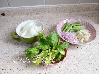 step2: 洋蔥去皮切條 , 蒜頭及乾蔥頭分別切粒 , 芹菜莖洗淨切段 , 留起少許芹菜葉