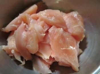 step1: <a href="https://bit.ly/3EZL8dD" target="_blank" data-keyword="雞胸" class="guide-link"><strong>雞胸</strong></a> <span style="display:inline-block;vertical-align:middle;margin-top:-3px;color:initial;border-radius:3px;padding:2px 3px;font-size:12px;line-height:14px;background:#87d300;color:#fff;">即買</span> 順紋切成薄片