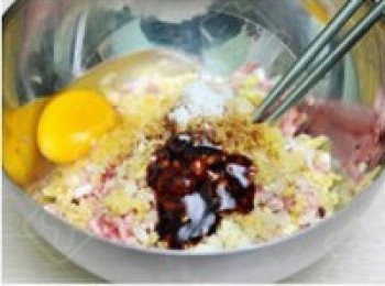 step1: 肉餡中加入拌餡調料（除香油外）順一個方向攪打上勁