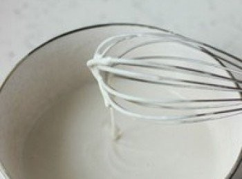 step1: 麵粉、澱粉和鹽混合加入水用蛋抽攪拌均勻靜置十五分鐘