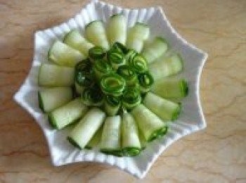 step9: 醃製過的黃瓜片捲起擺出自己喜歡的形狀