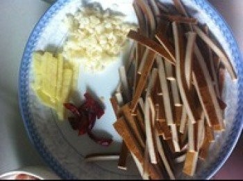 step1: 先把香干切絲，蒜頭切肉末，準備好薑絲，辣椒，把瘦肉切片，放料酒，鹽，生抽，生粉醃10分鐘：D