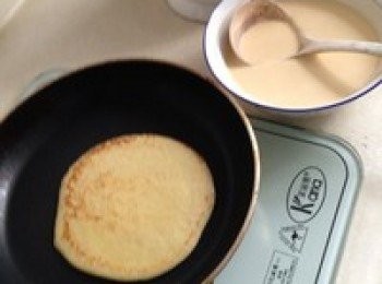 step6: 平底鍋燒熱後放入一勺麵糊,等上面冒氣泡了以後就用鏟子輕輕從邊緣開始翻,看到下面顏色差不多了就翻過來,熟了裝盤