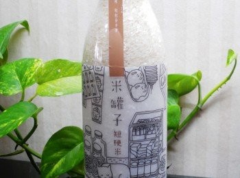 step1: 新鮮、香Q、好吃，是億興米最吸引人的地方，
特別量身打造的現代新米食文化「米罐子」。
可愛方便的瓶罐設計ˊ除了攜帶方便ˊ
對於用量不多的朋友也能確保米的品質更新鮮喔。