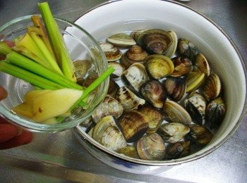 step1: 先準備好所需<span class="group_1">材料</span>ˊ蛤蜊擺於適合容器中ˊ
加入足以覆蓋的水量ˊ和酌量鹽ˊ
讓蛤蜊確實吐沙ˊ然後將外殼刷洗乾淨。
薑切片ˊ香茅取根部處切小段略拍扁備用