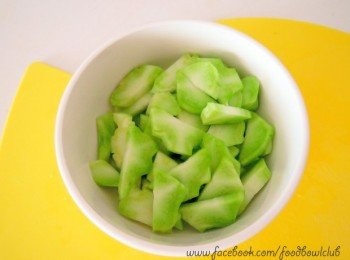 step2: 加入1/2汤匙的盐，搅拌均匀，再放入冰箱里冷藏30分钟至1小时。