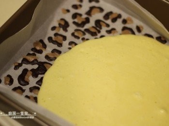 step13: 再將拌好的麵糊倒入烤盤、抹平，拿起烤盤輕敲一下使較大的氣泡排出。