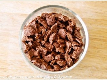 step3: 將可可脆片稍微敲碎後，將其鋪滿在黑木耳米布丁的上層。