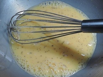 step5: 蛋加牛奶與調味料拌勻