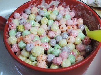 step2: 先倒入一部分玉米球拌勻，再慢慢加入拌勻，沒有辦法全部倒入也沒關係，等用一部分後再加入拌勻