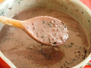 step3: 再加椰漿／椰奶和片糖，煮至糖完全溶化即成