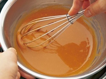 step15: 將14直接連同缽盆一起浸泡冰水，一邊攪拌一邊使之降溫，製作成黏稠狀。