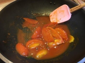 step7: 煮蕃茄至軟身後加入茄汁及糖調味